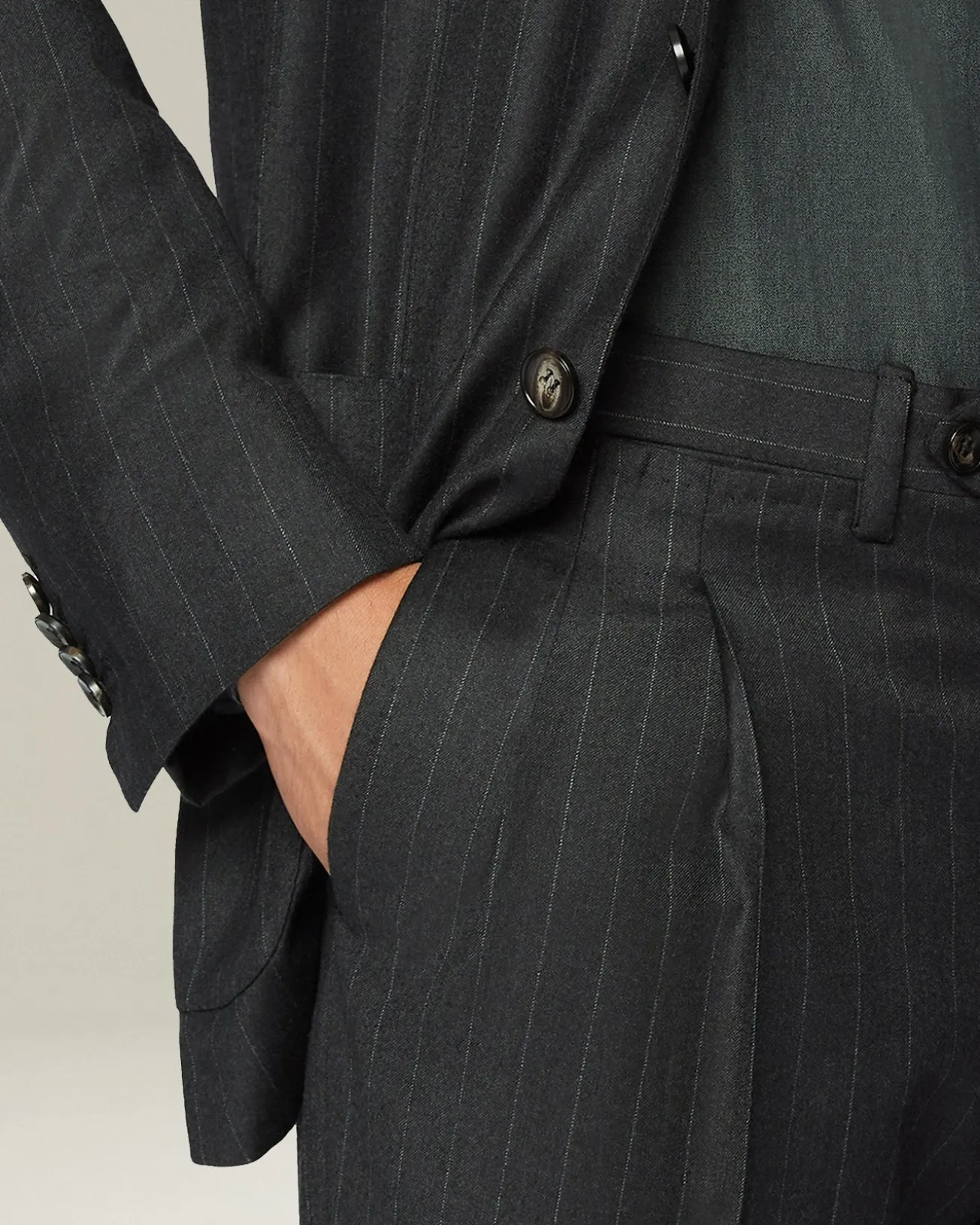 Abito Gessato in Lana Vergine con Linee Sartoriali