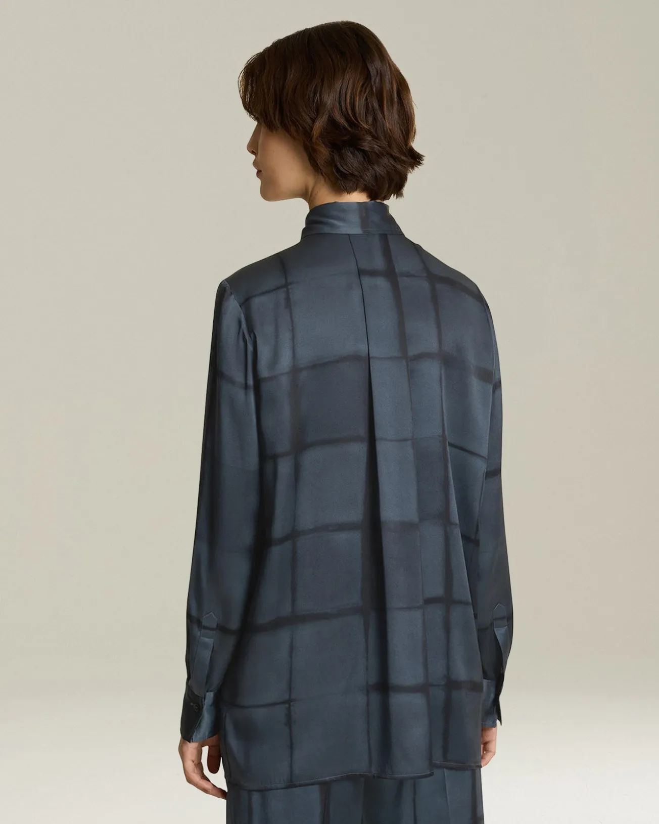 Camicia 100% seta blu con stampa geometrica