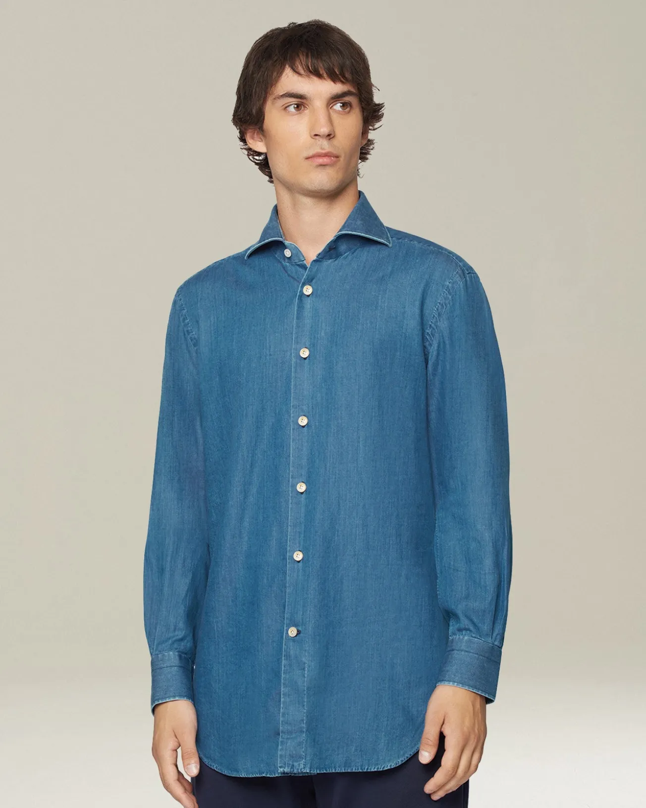 Camicia casual in denim blu con bottoni in madreperla