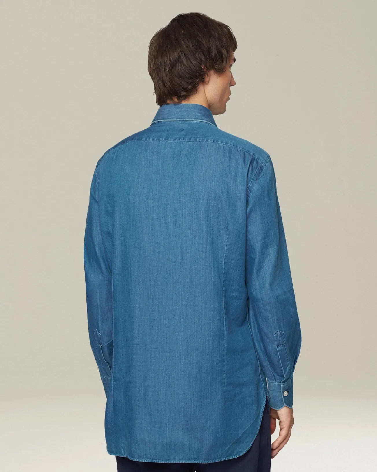 Camicia casual in denim blu con bottoni in madreperla
