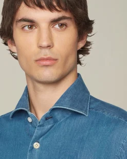 Camicia casual in denim blu con bottoni in madreperla