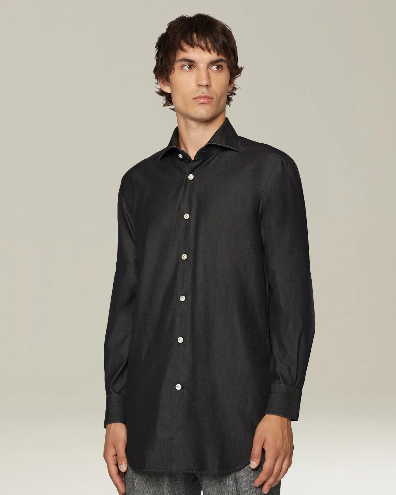 Camicia casual in denim nero con bottoni in madreperla
