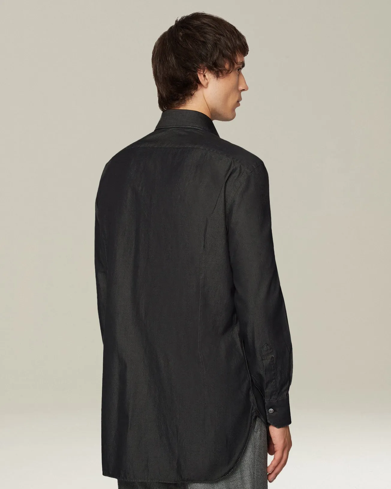 Camicia casual in denim nero con bottoni in madreperla