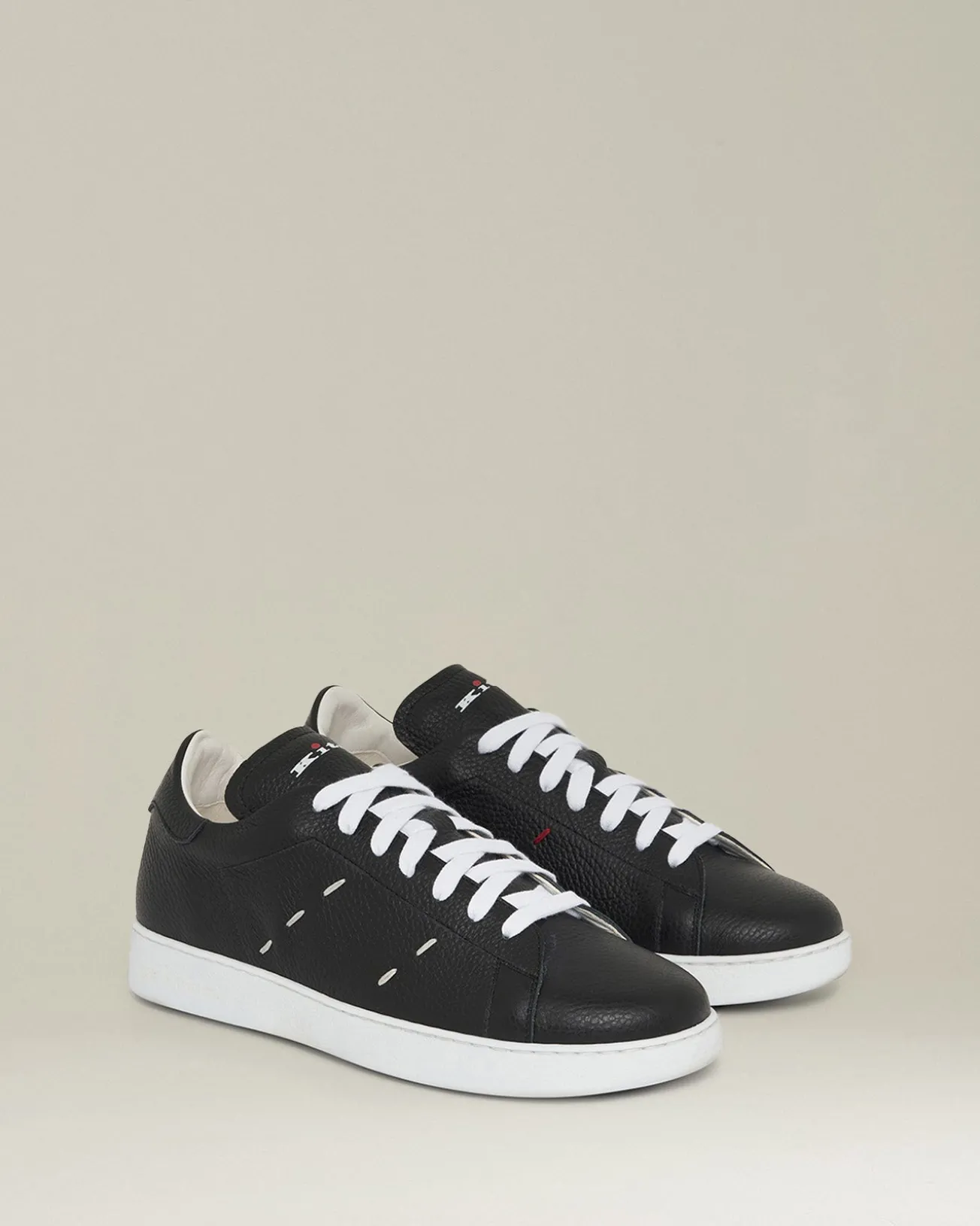 Sneakers uomo in pelle di vitello nera con cuciture